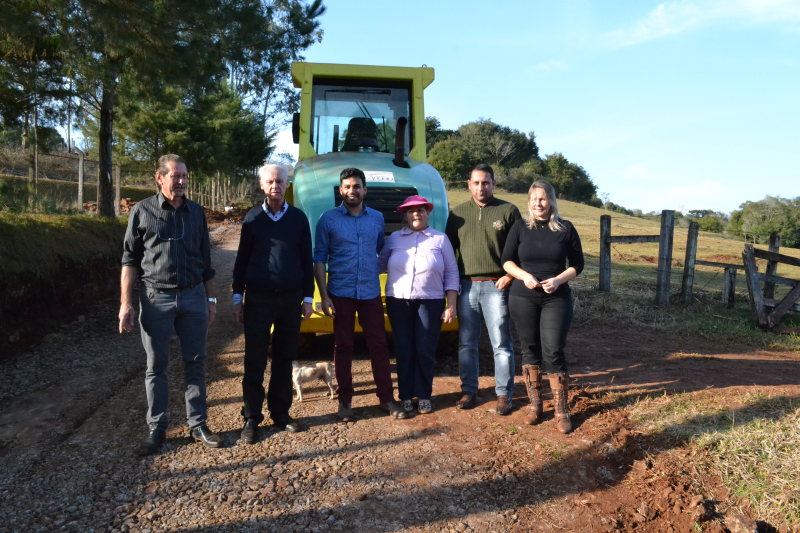 Prefeitura de Santo Ângelo realiza restauração de estrada no interior